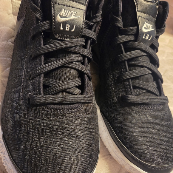 Nike Black and White Athletic Shoes - Picture 5 of 7